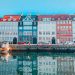 Maisons colorées à Copenhague le long d'un port.